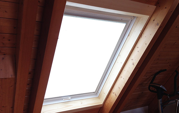 Dachfenstermit sichtbarem Dachstuhl