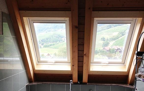 Dachfenstermit sichtbarem Dachstuhl